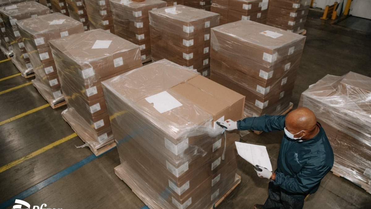 Un cargamento del tratamiento oral de Pfizer contra el covid