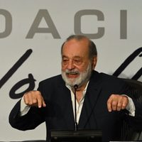 Slim aplaude "forma notable" de Sheinbaum para mantener tope a los precios de la gasolina