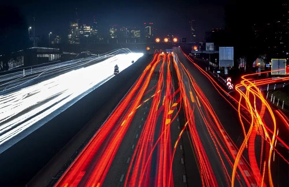 Foto de larga exposición del tráfico en una carretera cerca de Fráncfort, Alemania, el 23 de enero de 2023