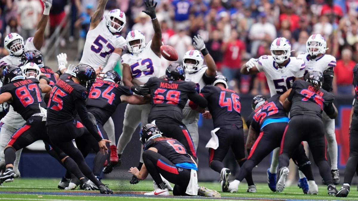 Ka'imi Fairbairn (15), de los Texans de Houston, patea un gol de campo de 59 yardas en la última jugada del partido de la NFL en contra de los Bills de Buffalo, el domingo 6 de octubre de 2024, en Houston. Los Texans ganaron 23-20