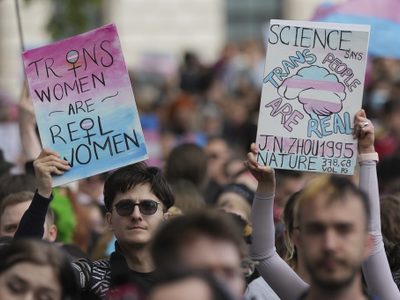 Miles protestan en Londres para apoyar los derechos trans tras fallo sobre definición de mujer