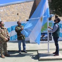 Zapala conmemoró los 200 años del primer izamiento de la bandera nacional en Malvinas