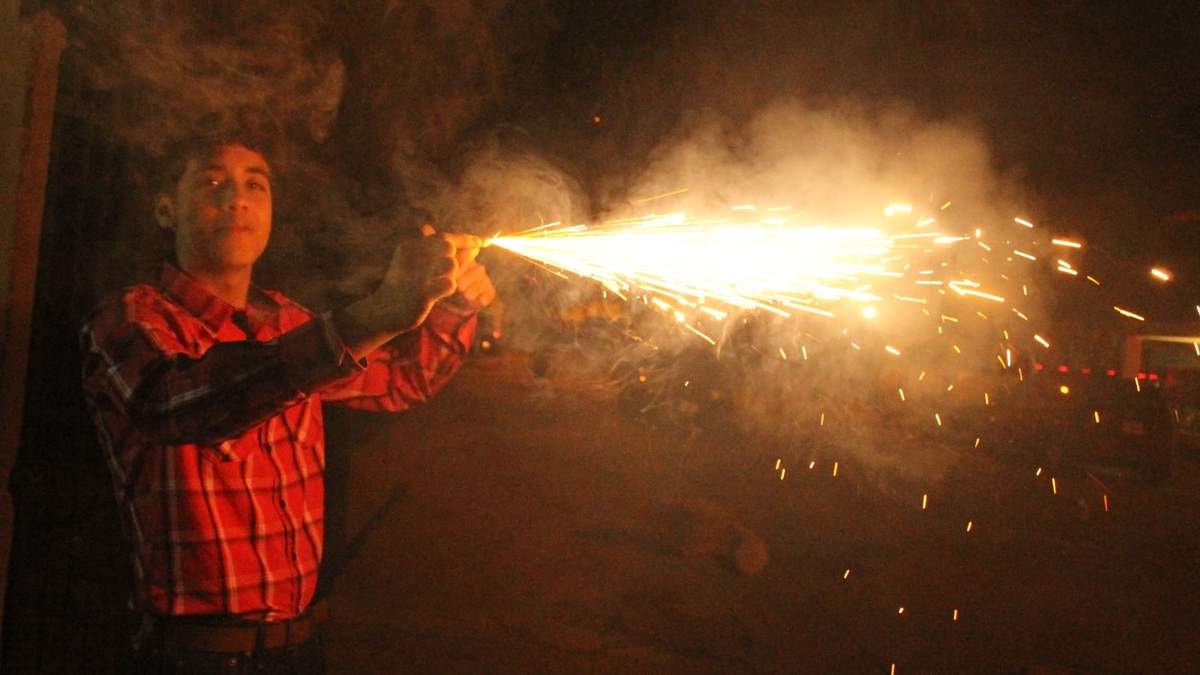 La quema de cohetes es habitual en las celebraciones decembrinas en muchos hogares