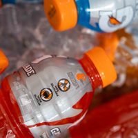 Con botellas plásticas de jugo o Gatorade: creá estos fabulosos vasos y ya no gastes en bazares