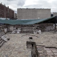 Inician retiro de techo en Templo Mayor; crearán museos con hallazgos en la ruta del "Tren Maya"