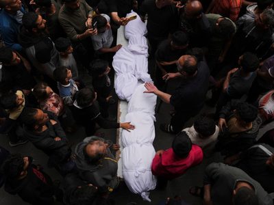Ataque israelí a escuela convertida en refugio mata a 23, mediadores buscan una tregua larga en Gaza