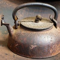 No tires esa pava vieja de metal y transformala en este hermoso objeto para decorar tu casa estilo campo