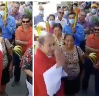 Un cura le arranca el cubrebocas a una mujer y dice que usarlo "es una babosada"