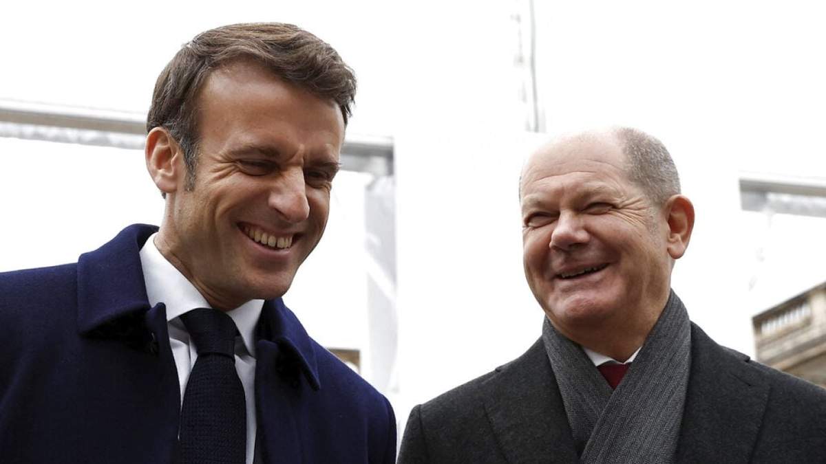 El mandatario francés Emmanuel Macron, izquierda, y el canciller alemán Olaf Scholz ríen durante una presentación de proyectos industriales franco-alemanes
