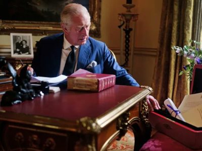 Buckingham distribuye imagen de Carlos III en su nueva labor