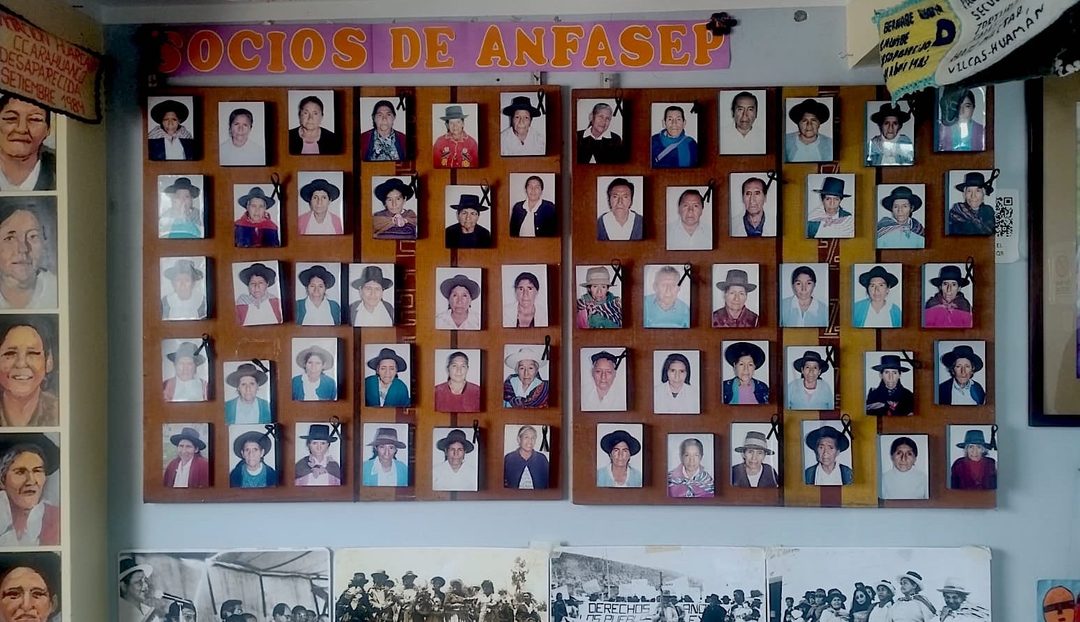 Mampara con fotografías de integrantes de ANFASEP en el Museo de la Memoria “Para que no se repita”. Foto Cortesía de Vlocke Negro
