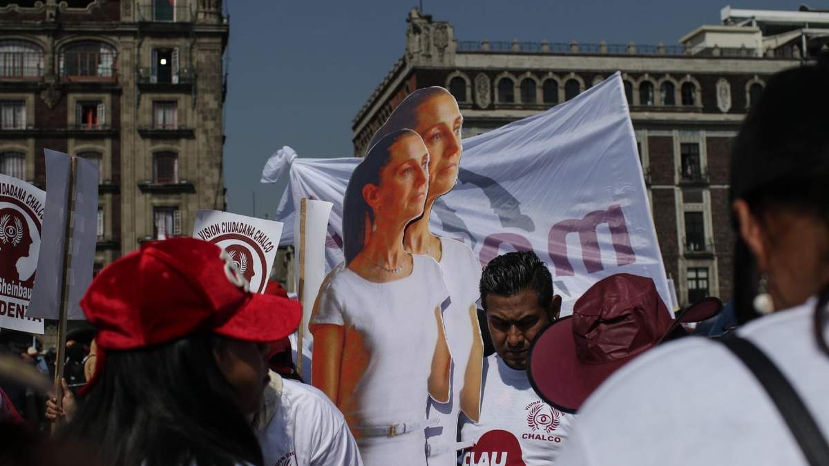 Figuras con la imagen de Sheinbaum en el zócalo