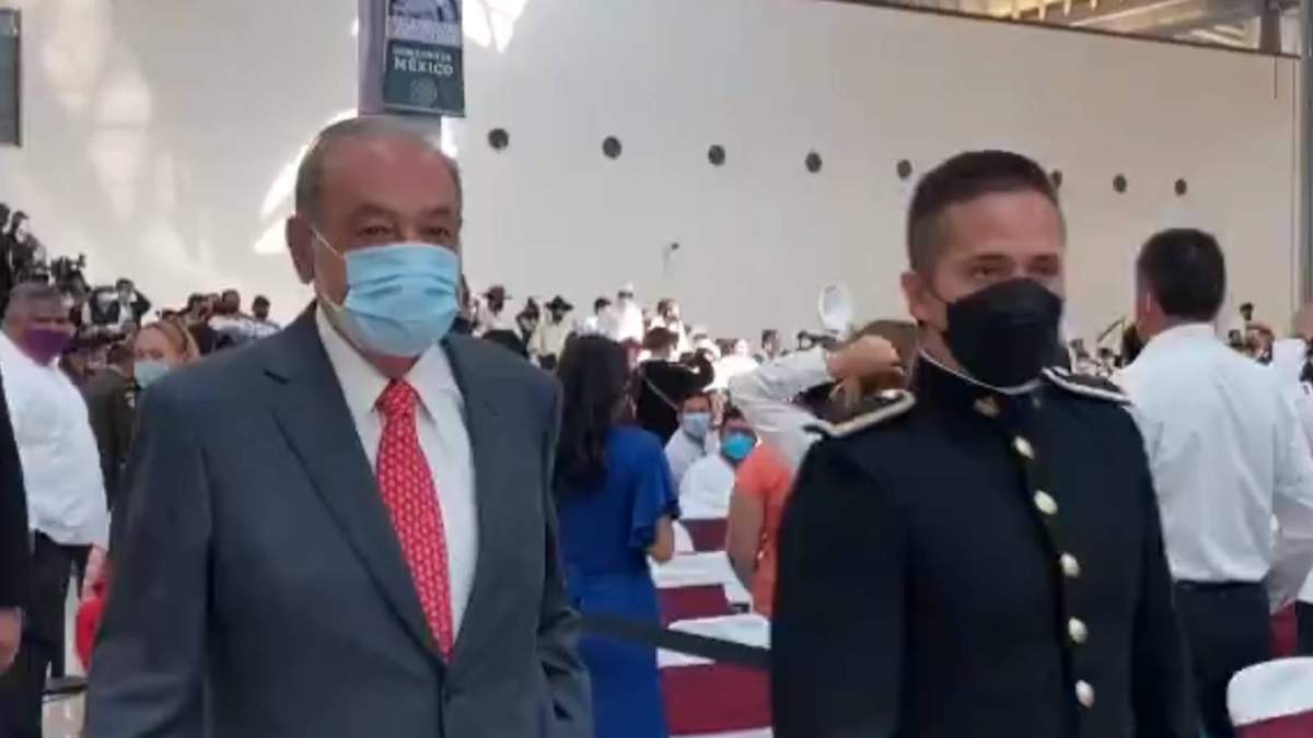 El magnate Carlos Slim a su llegada al AIFA