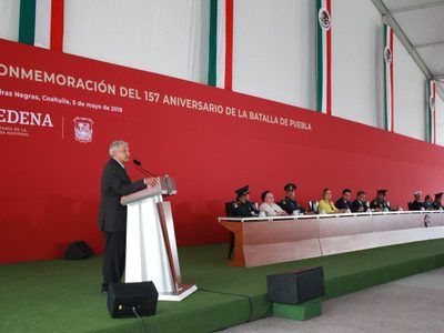 AMLO promete vigilar que baja al IVA y aumento al salario se cumplan en la frontera