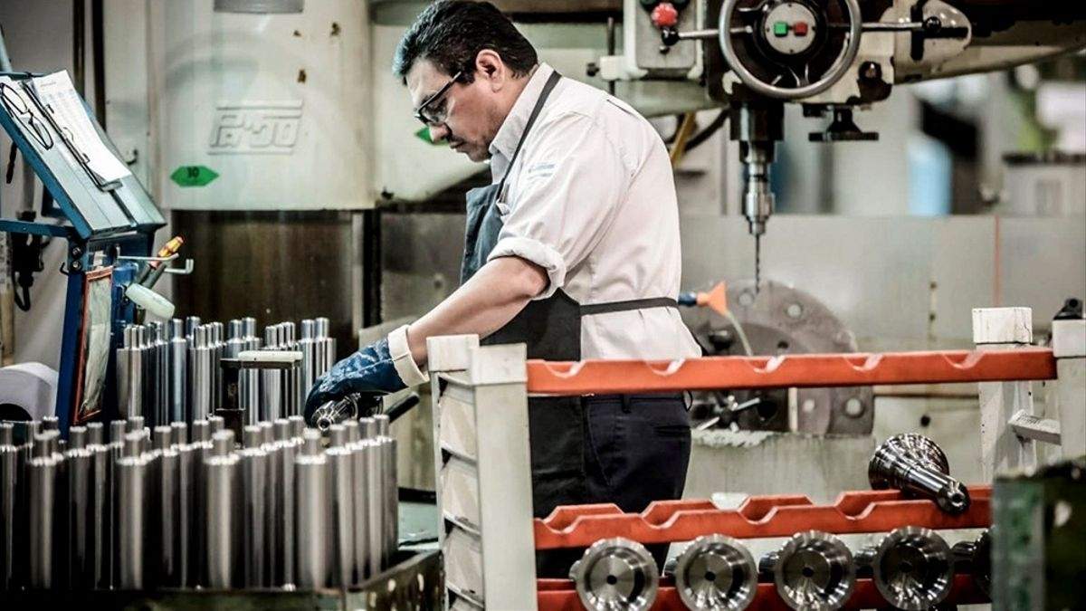 Trabajador en plena labor. Fuente: (Twitter)