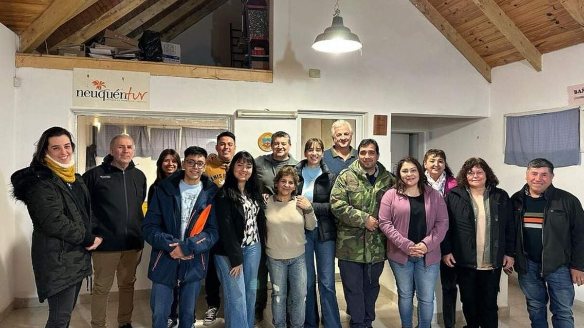 Leticia Esteves junto a emprendedores. Fuente: (Facebook).