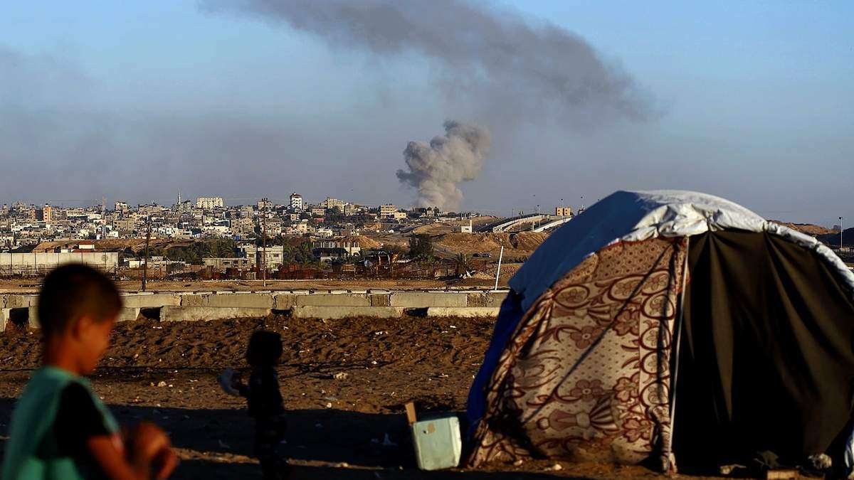 El humo se eleva tras un ataque aéreo israelí contra edificios cerca del muro de separación entre Egipto y Rafah, en el sur de la Franja de Gaza