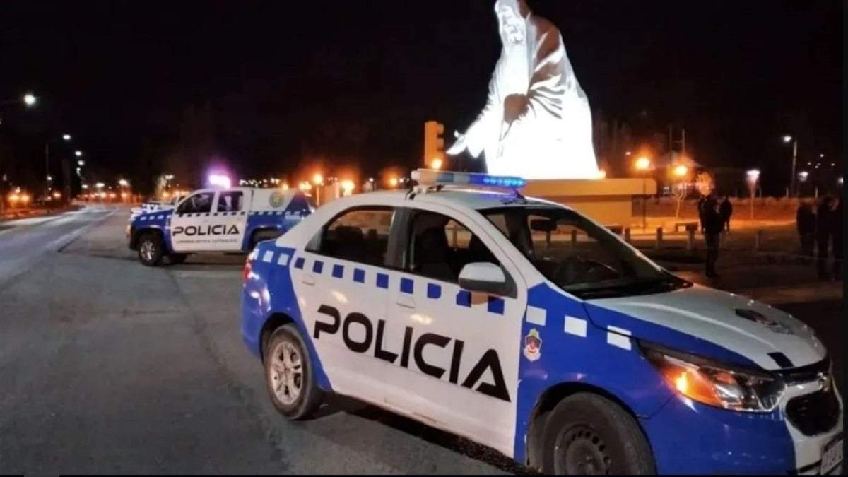 La agresión a los policías ocurrió en la madrugada del martes 9 de julio en Cutral Co. Fuente: (AM550)