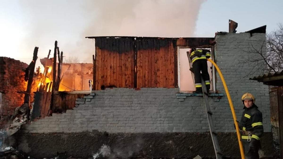 Viviendas destruidas por disparo de artillería rusa en Zhytomyr