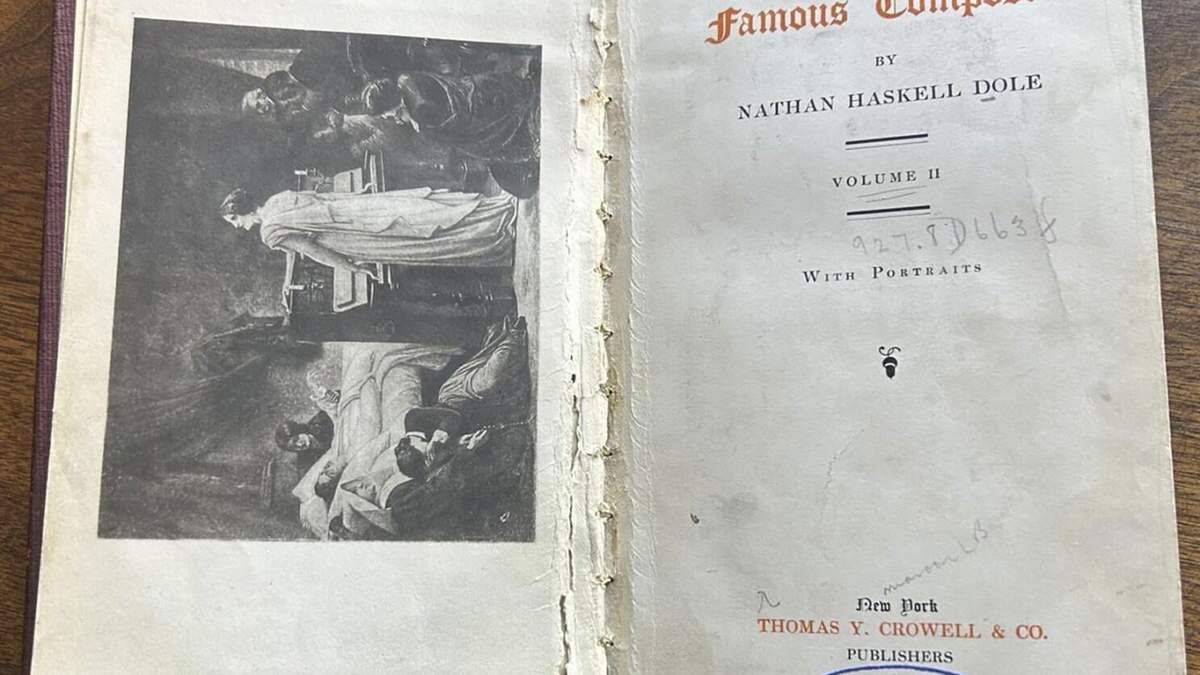 En una fotografía proporcionada por la Biblioteca Pública de St. Paul se muestra el tomo titulado “Compositores famosos”, que fue devuelto recientemente a la biblioteca luego de un retraso de más de 100 años, en St. Paul, Minnesota