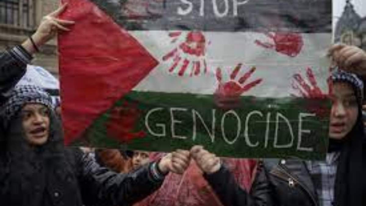 Cientos de personas se reunieron en el centro de Bucarest, capital de Rumania, ondeando banderas palestinas y coreando “Salven a los niños de Gaza”