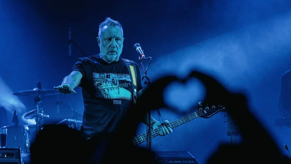 Peter Hook, show pospunk evocando a Joy Division y New Order