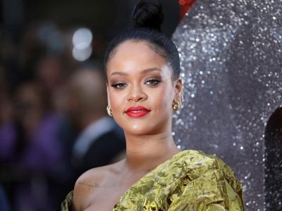 Rihanna juega así cuando esta sola en casa... ¡Poco a la imaginación!