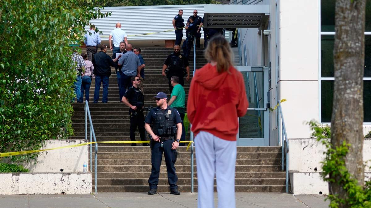 Un estudiante observa a agentes de la Policía de Tacoma