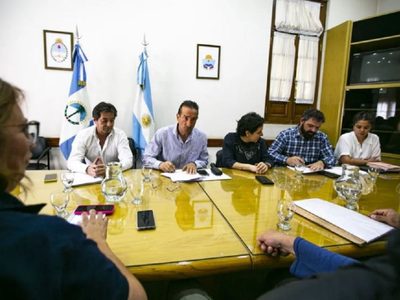 El Gobierno logró acordar la pauta salarial para 2025 con tres de los cuatro gremios estatales y aguarda por ATEN