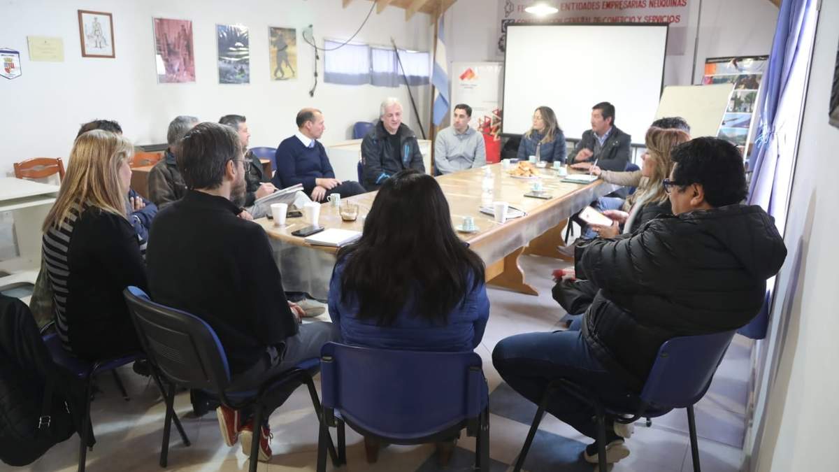 Autoridades y empresarios en la reunión de Chos Malal. Fuente: (Twitter)