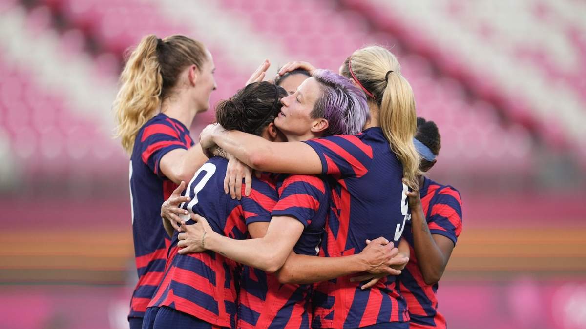 Al centro, Megan Rapinoe, capitana del equipo de futbol de EU