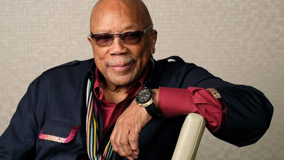 ARCHIVO - El productor musical Quincy Jones posa para un retrato para promocionar su documental "Quincy" en el festival de cine de Toronto el 7 de septiembre de 2018, en Toronto. ()
