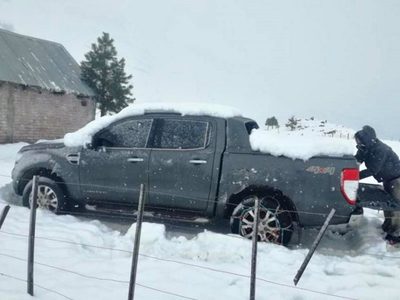 Atrapados por la nieve: impactante rescate cerca de Chos Malal