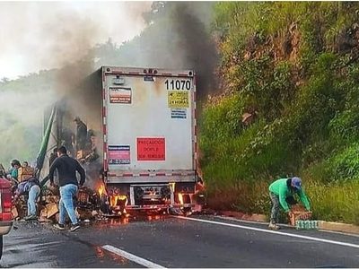 Saquean tráiler incendiado en Veracruz; iba cargado de cervezas