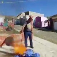 Camillero del ISSSTE renuncia y quema su uniforme porque no recibió vacuna