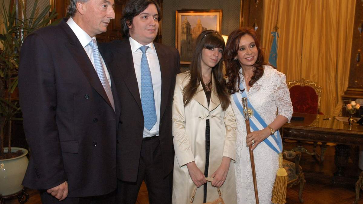 Néstor, Máximo, Florencia y Cristina Kirchner. Foto (Twitter).