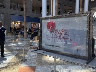 La pintura 'Corazón roto' de Banksy, desfigurada en una pared de Brooklyn, está a la venta