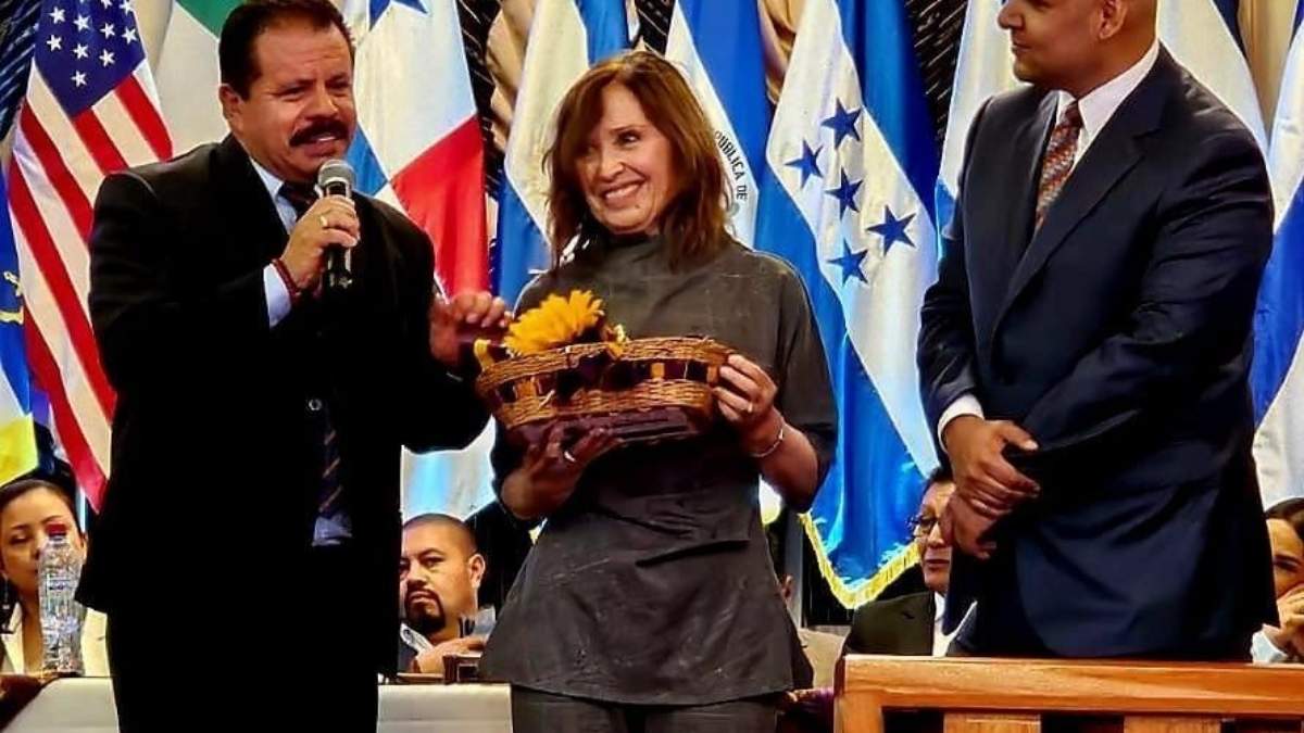 El cónsul Víctor Manuel Jiménez (der.) en la entrega de las llaves de la ciudad a la actriz María Rojo