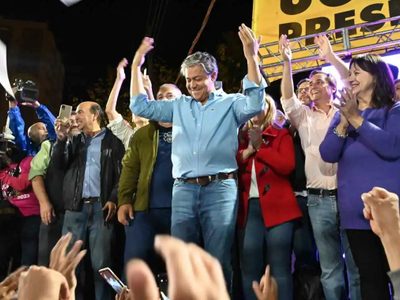 El gobernador Figueroa evocó el aniversario de su victoria con imágenes y saludos en redes
