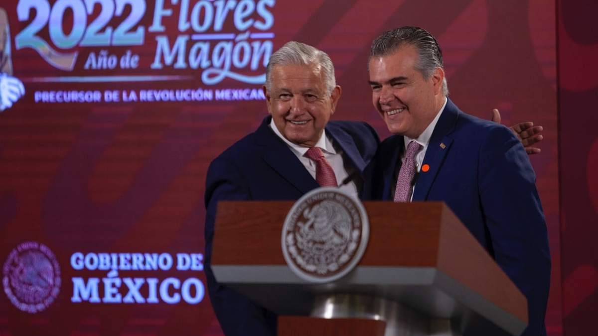 Francisco Cervantes, presidente del CCE, junto a López Obrador
