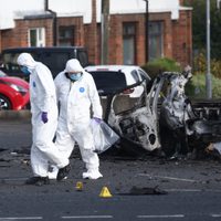 Estalla coche bomba fuera de comisaría de policía en Irlanda del Norte
