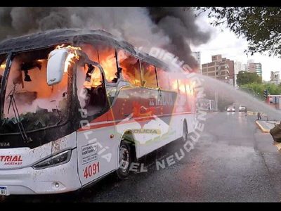 Se incendió un colectivo que trasladaba a 17 trabajadores petroleros