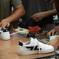 Las zapatillas importadas arrasaron, pero la ropa sigue siendo cara