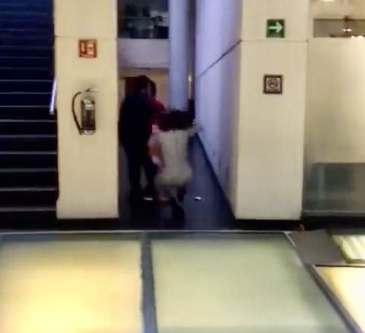 El momento en el que la trabajadora cae al suelo