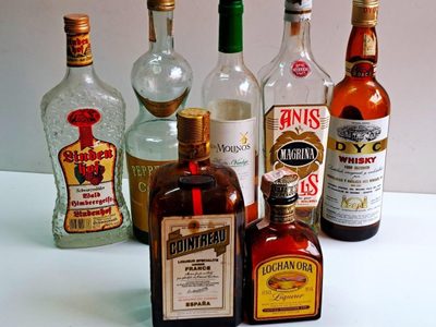 Si tenés 1 botella de licor con bonita forma, no la tires: convertila en este florero tan genial con onda antigua