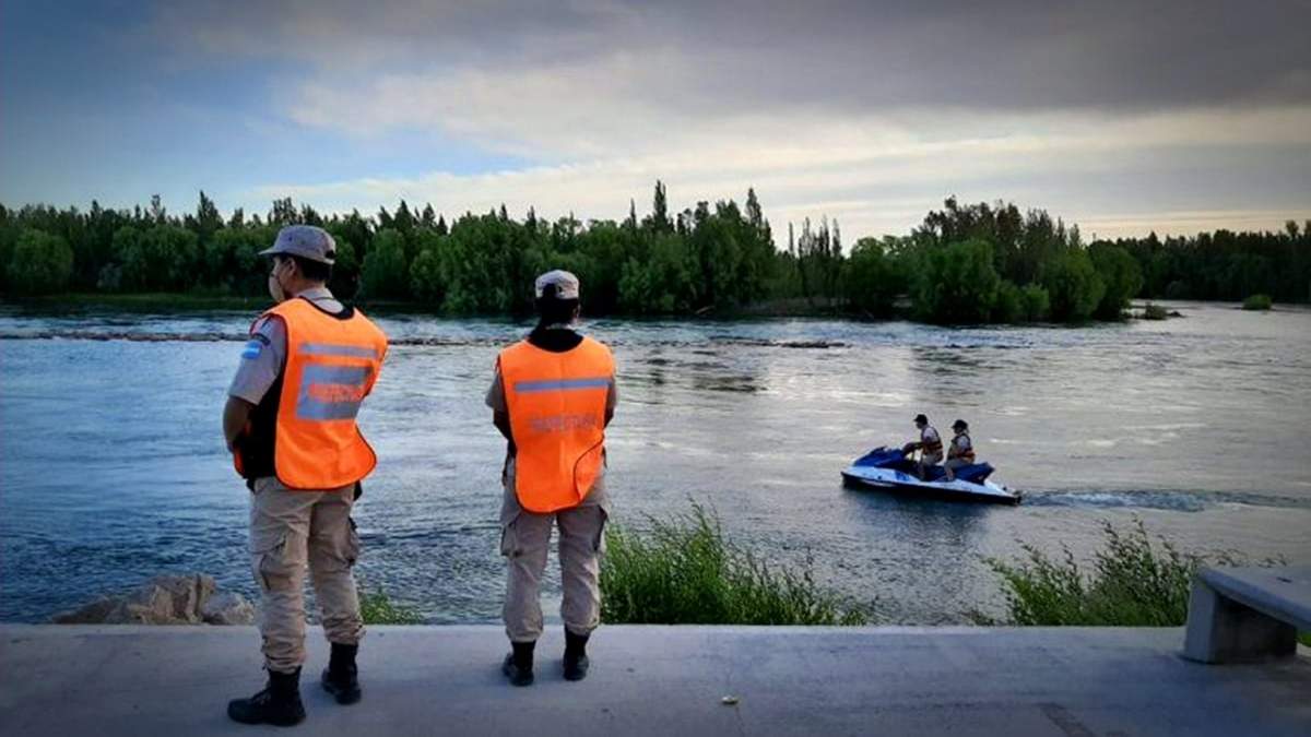 Búsqueda en el río Limay. Fuente: (Twitter)