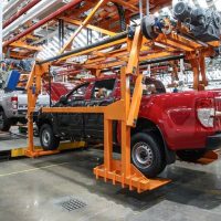 El Gobierno prepara un decreto para bajar retenciones a la exportación de autos: claves y posibles trabas