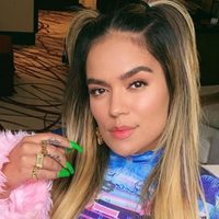 ¡Por descuidada! Karol G con un mini cachetero se sentó pero dejó ver lo que nadie esperaba ¡Error g