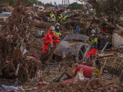 Aguaceros en Barcelona paralizan trenes mientras soldados buscan víctimas de crecidas en Valencia