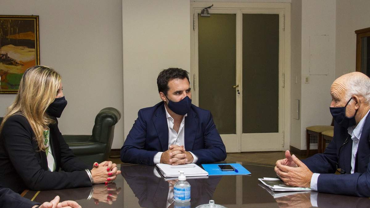 Darío Martínez junto a representantes de la industria metalúrgica de Santa Fe. Fuente: (Twitter)